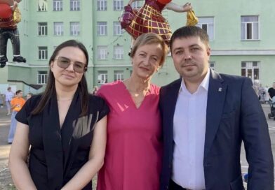 Елена Дмитрова поздравила школьников луганской школы № 25 им. М.С. Лиховида с Днем знаний: