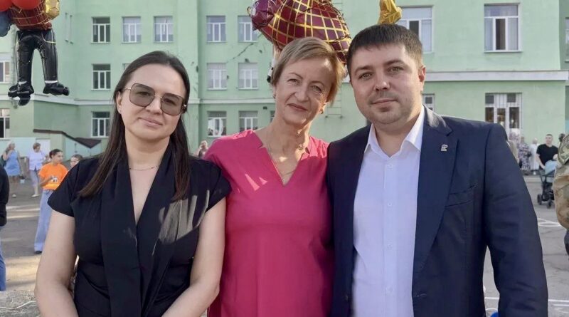 Елена Дмитрова поздравила школьников луганской школы № 25 им. М.С. Лиховида с Днем знаний: