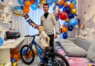 Константин Роговенко исполнил новогоднюю мечту  Ильи из Свердловска, который загадал в подарок скоростной велосипед
